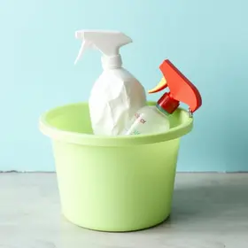 limpar um balde de plástico